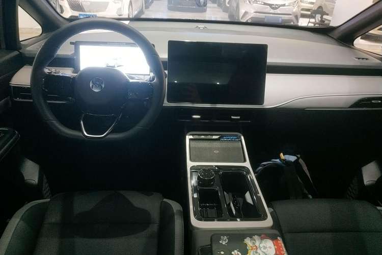 Used Hycan Z03 2022 620 km Range Trendy Cool Version 160 kW 76.8 kWh Center Console