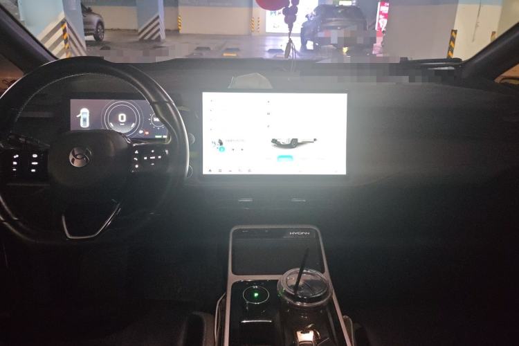Used Hycan Z03 2022 620 km Range Trendy Cool Version 160 kW 76.8 kWh Center Console