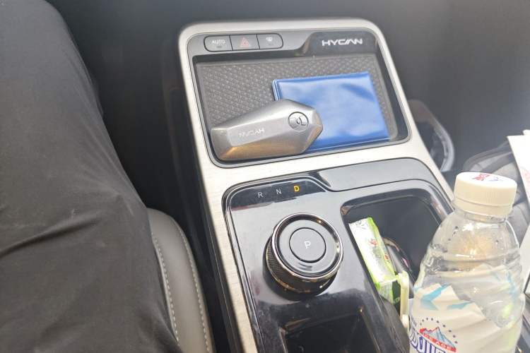 Used Hycan Z03 2022 510 km Range Trendy Cool Version 135 kW 64.23 kWh Gear Lever