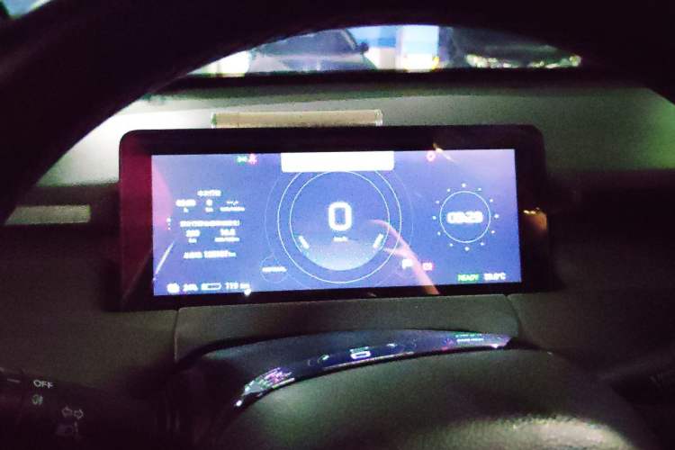 Used Hycan Z03 2022 510 km Range Trendy Cool Version 135 kW 64.23 kWh Instrument Cluster