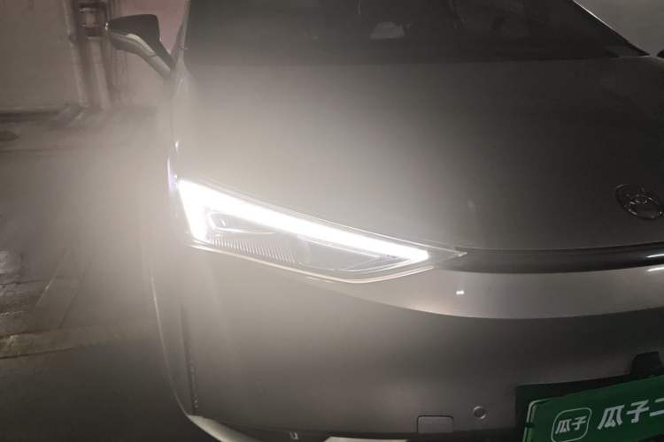 Used Hycan Z03 2022 620 km Range Trendy Cool Version 160 kW 76.8 kWh Right Front Headlight
