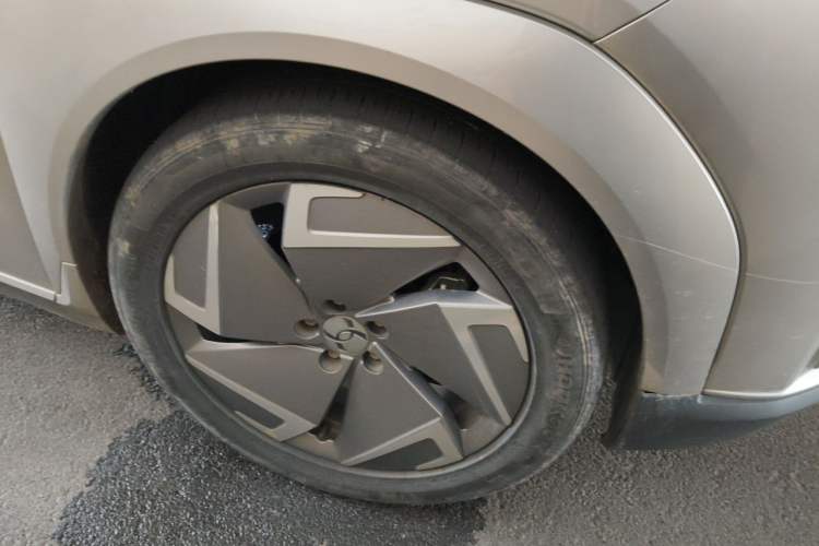 Used Hycan Z03 2022 510 km Range Trendy Cool Version 135 kW 63.98 kWh Right Front Wheel Hub