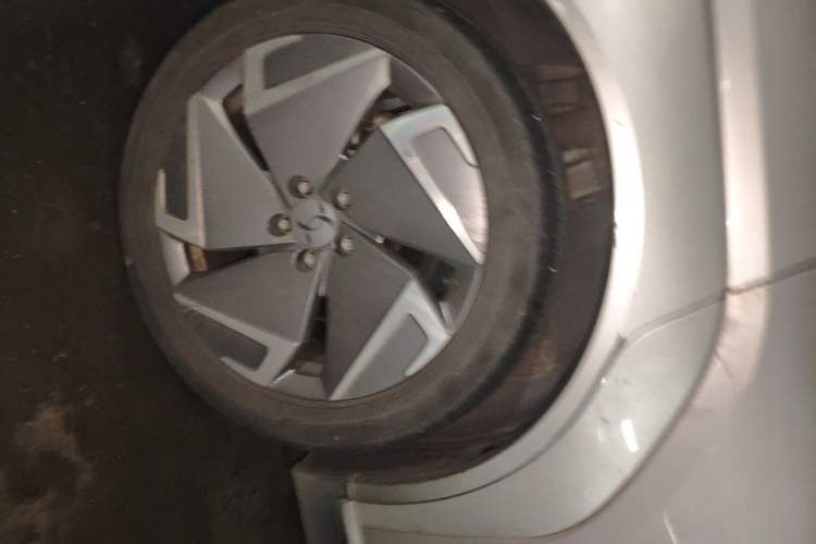 Used Hycan Z03 2022 620 km Range Trendy Cool Version 160 kW 76.8 kWh Right Front Wheel Hub