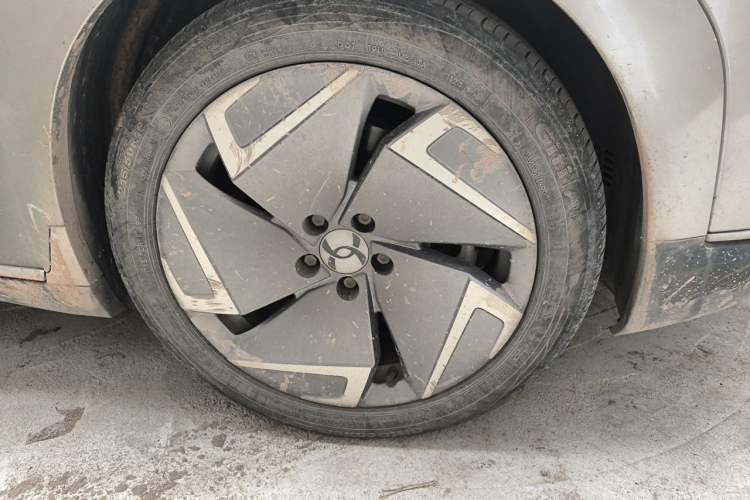 Used Hycan Z03 2022 510 km Range Trendy Cool Version 135 kW 64.23 kWh Right Front Wheel Hub