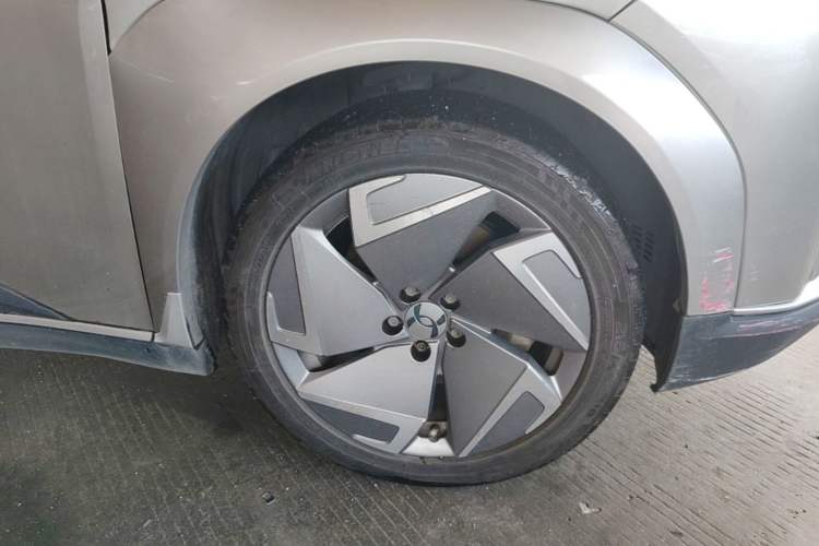 Used Hycan Z03 2022 510 km Range Trendy Cool Version 160 kW 61.13 kWh Right Front Wheel Hub