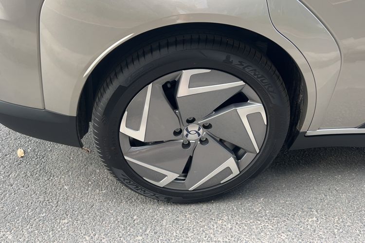Used Hycan Z03 2022 620 km Range Trendy Cool Version 160 kW 76.8 kWh Right Rear Wheel Hub
