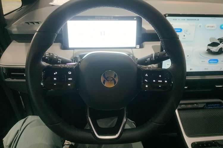 Used Hycan Z03 2022 620 km Range Trendy Cool Version 160 kW 76.8 kWh Steering Wheel