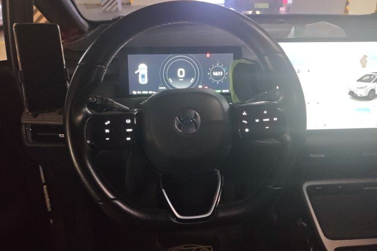 Used Hycan Z03 2022 620 km Range Trendy Cool Version 160 kW 76.8 kWh Steering Wheel