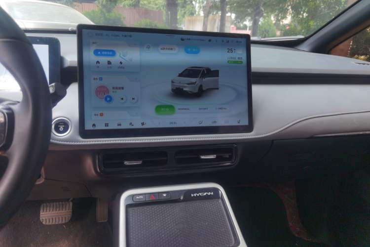 Used Hycan Z03 2022 620 km Range Trendy Cool Version 160 kW 76.8 kWh Audio And AC Panel