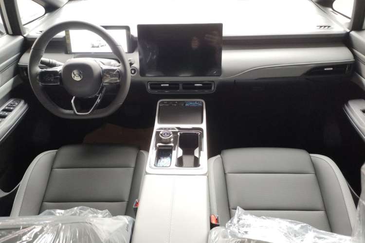 Used Hycan Z03 2022 510 km Range Trendy Cool Version 160 kW 61.13 kWh Center Console