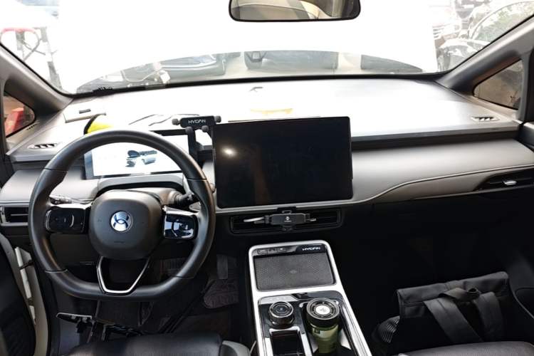 Used Hycan Z03 2022 430 km Range Trend Edition 135 kW 55.5 kWh Center Console