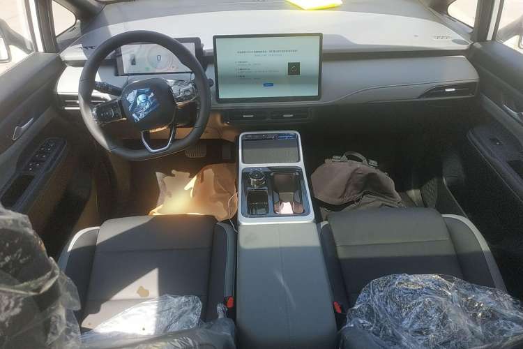 Used Hycan Z03 2022 510 km Range Trendy Cool Version 160 kW 61.13 kWh Center Console