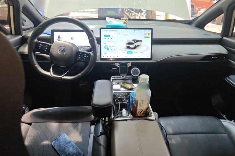 Used Hycan Z03 2022 620 km Range Trendy Cool Version 160 kW 76.8 kWh Center Console