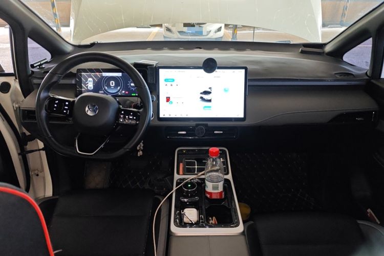 Used Hycan Z03 2022 620 km Range Trendy Cool Version 160 kW 76.8 kWh Center Console