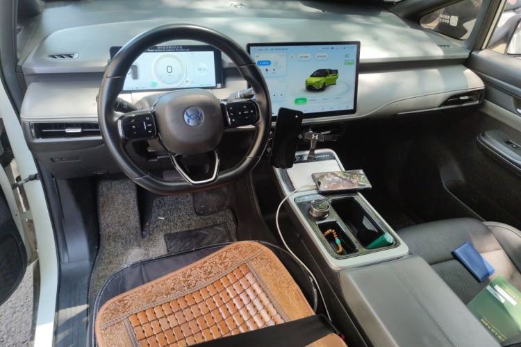 Used Hycan Z03 2022 620 km Range Trendy Cool Version 160 kW 76.8 kWh Center Console