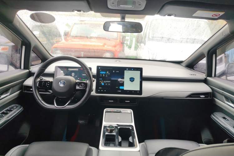 Used Hycan Z03 2022 430 km Range Trend Edition 135 kW 55.5 kWh Center Console