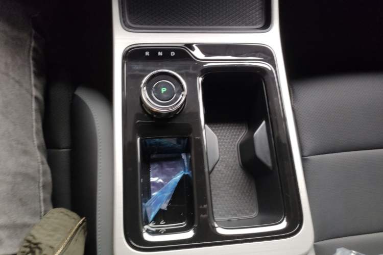 Used Hycan Z03 2022 510 km Range Trendy Cool Version 160 kW 61.13 kWh Gear Lever
