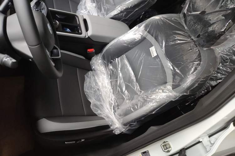Used Hycan Z03 2022 510 km Range Trendy Cool Version 160 kW 61.13 kWh Left Front Seat