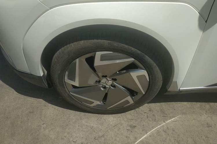Used Hycan Z03 2022 510 km Range Trendy Cool Version 160 kW 61.13 kWh Left Front Wheel Hub