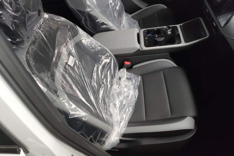 Used Hycan Z03 2022 510 km Range Trendy Cool Version 160 kW 61.13 kWh Right Front Seat