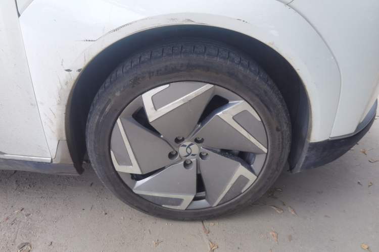 Used Hycan Z03 2022 620 km Range Trendy Cool Version 160 kW 76.8 kWh Right Front Wheel Hub