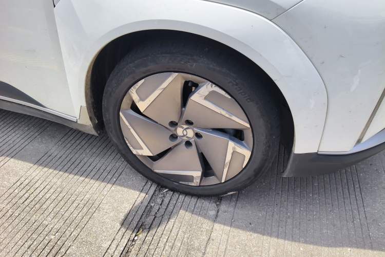 Used Hycan Z03 2022 620 km Range Trendy Cool Version 160 kW 76.8 kWh Right Front Wheel Hub
