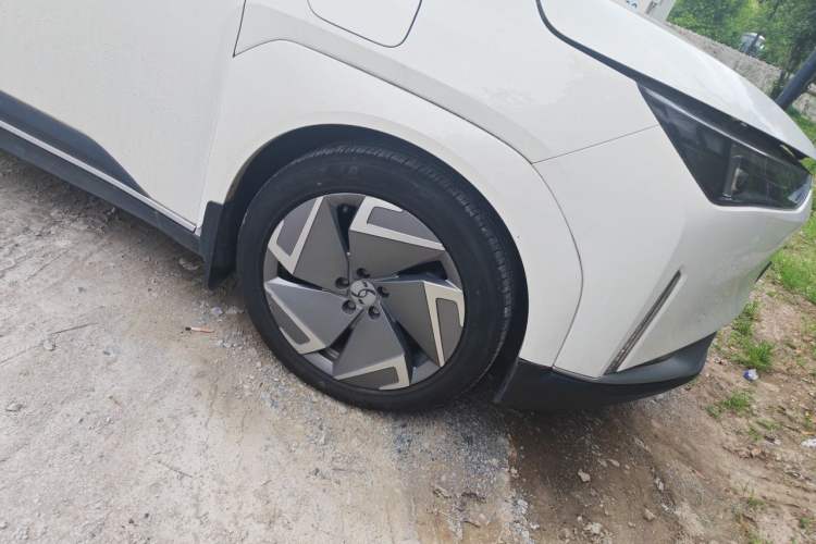 Used Hycan Z03 2022 620 km Range Trendy Cool Version 160 kW 76.8 kWh Right Front Wheel Hub