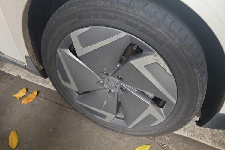 Used Hycan Z03 2022 620 km Range Trendy Cool Version 160 kW 76.8 kWh Right Front Wheel Hub