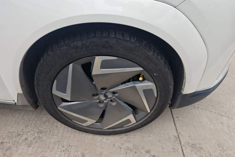 Used Hycan Z03 2022 620 km Range Trendy Cool Version 160 kW 76.8 kWh Right Front Wheel Hub
