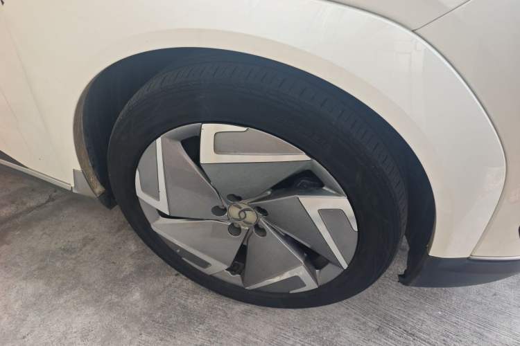 Used Hycan Z03 2022 620 km Range Trendy Cool Version 160 kW 76.8 kWh Right Front Wheel Hub