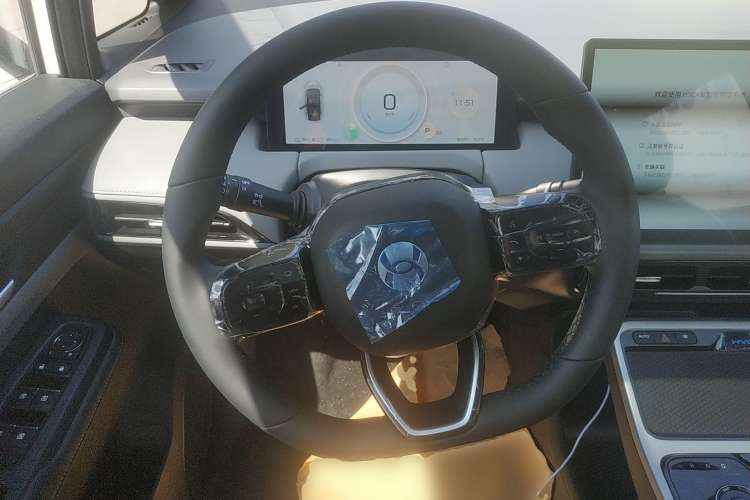 Used Hycan Z03 2022 510 km Range Trendy Cool Version 160 kW 61.13 kWh Steering Wheel