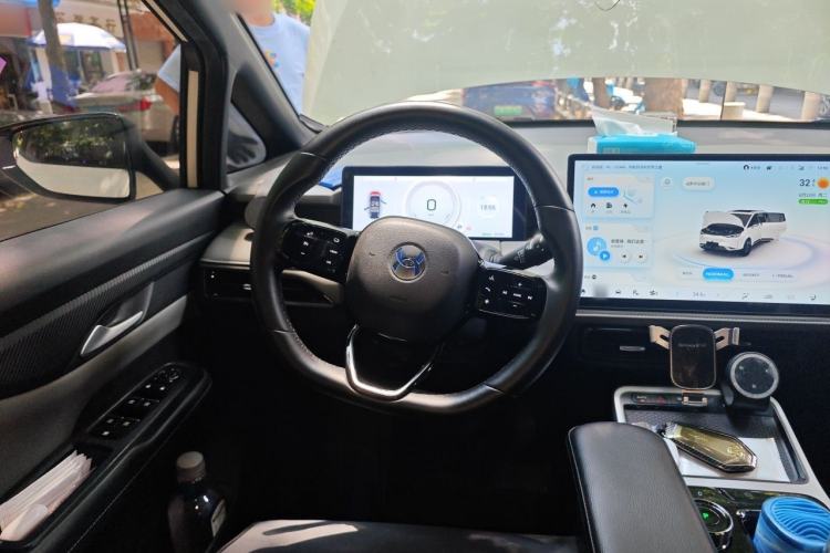 Used Hycan Z03 2022 620 km Range Trendy Cool Version 160 kW 76.8 kWh Steering Wheel