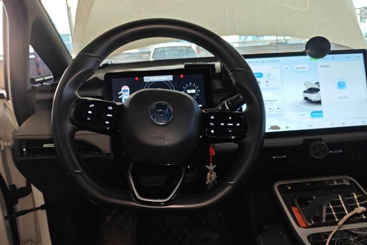 Used Hycan Z03 2022 620 km Range Trendy Cool Version 160 kW 76.8 kWh Steering Wheel