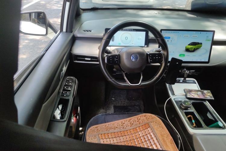 Used Hycan Z03 2022 620 km Range Trendy Cool Version 160 kW 76.8 kWh Steering Wheel