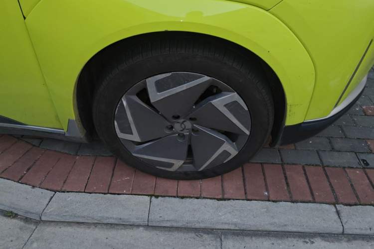 Used Hycan Z03 2022 510 km Range Trendy Cool Version 135 kW 63.98 kWh Right Front Wheel Hub