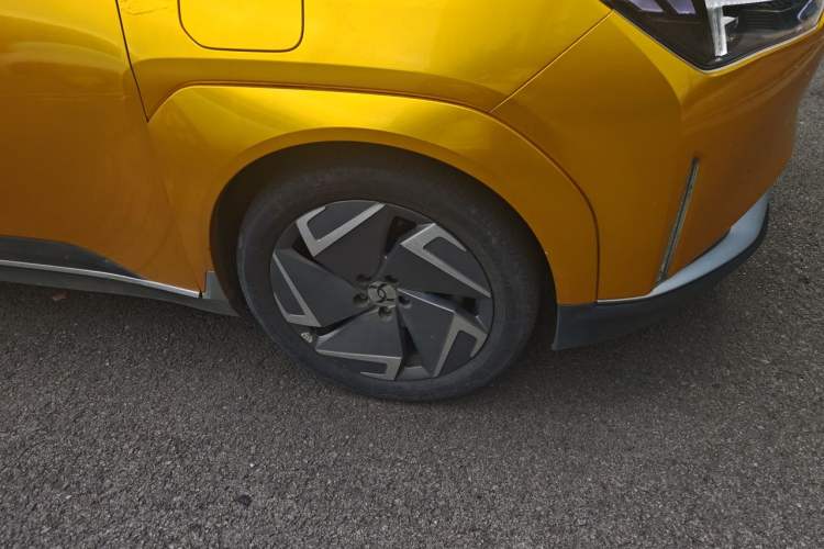 Used Hycan Z03 2022 620 km Range Trendy Cool Version 160 kW 76.8 kWh Right Front Wheel Hub