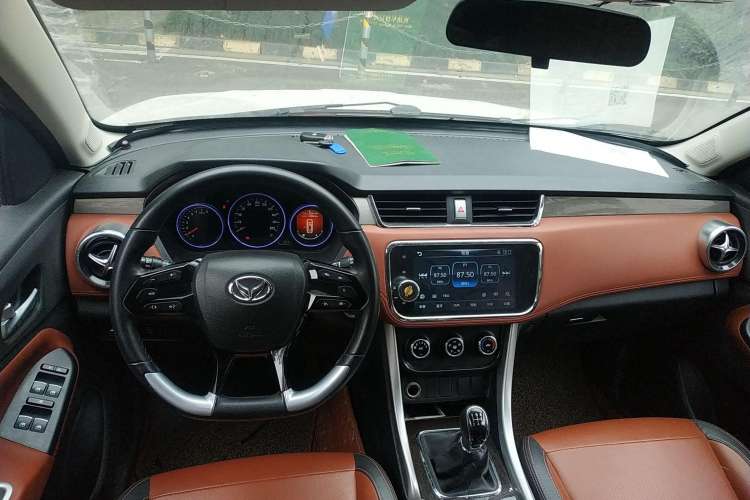 Used HYOSOW 2016 S3L 1.5L Manual Prestige Edition Center Console