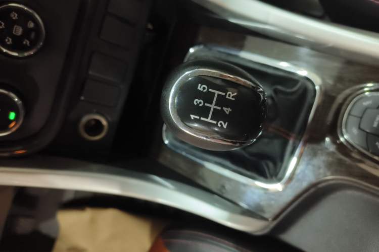 Used HYOSOW 2016 S3L 1.5L Manual Premium Edition Gear Lever