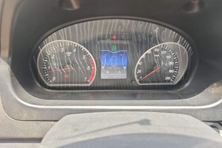Used HYOSOW H2 2015 1.5L AMT Luxury Version BJ415C Odometer Close Up