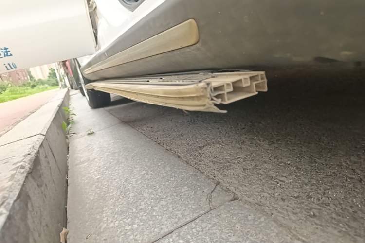 Used HYOSOW H2 2015 1.5L AMT Luxury Version BJ415C Right Side Sill