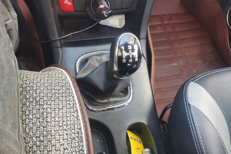 Used HYOSOW H3 2015 1.5L manual Comfort trim level Gear Lever