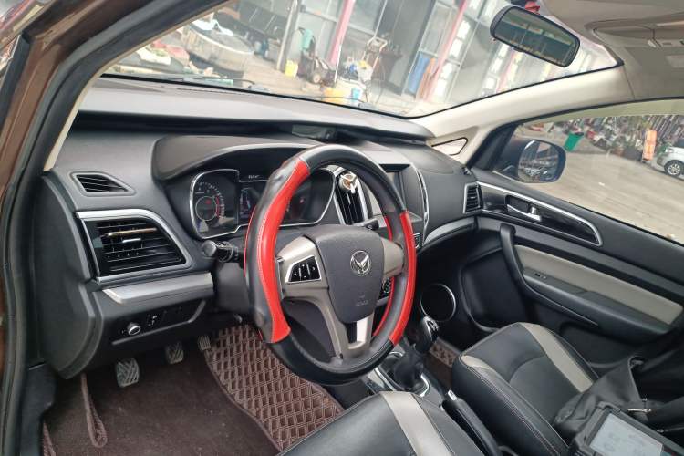 Used HYOSOW H3 2015 1.5L manual Comfort trim level Center Console