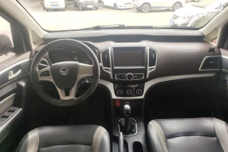 Used HYOSOW H3 2015 1.5L manual Comfort trim level Center Console