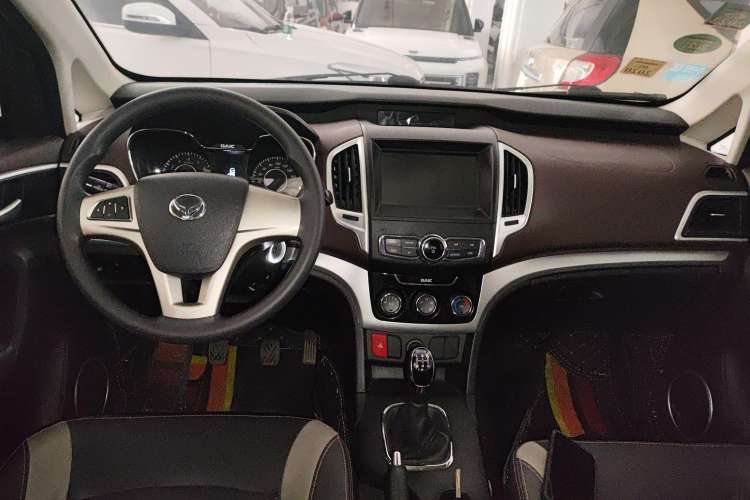 Used HYOSOW H3 2015 1.5L manual Comfort trim level Center Console