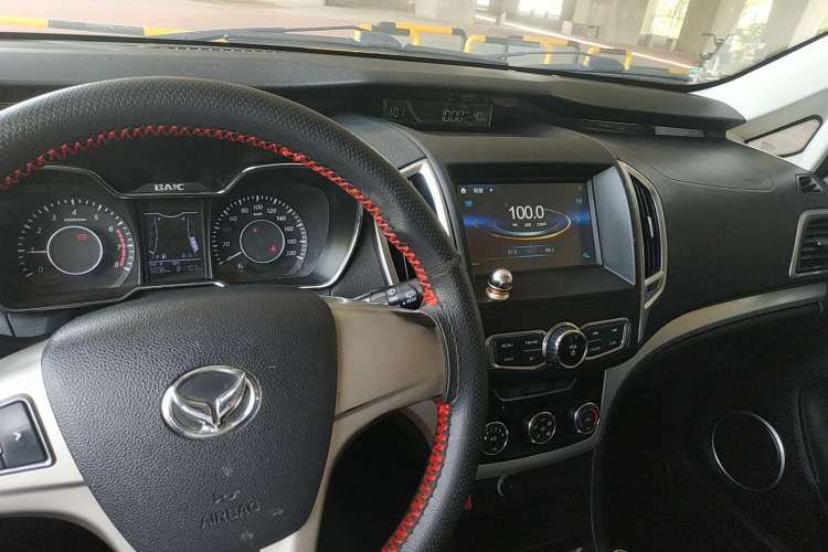 Used HYOSOW H3 2015 1.5L manual Comfort trim level Center Console