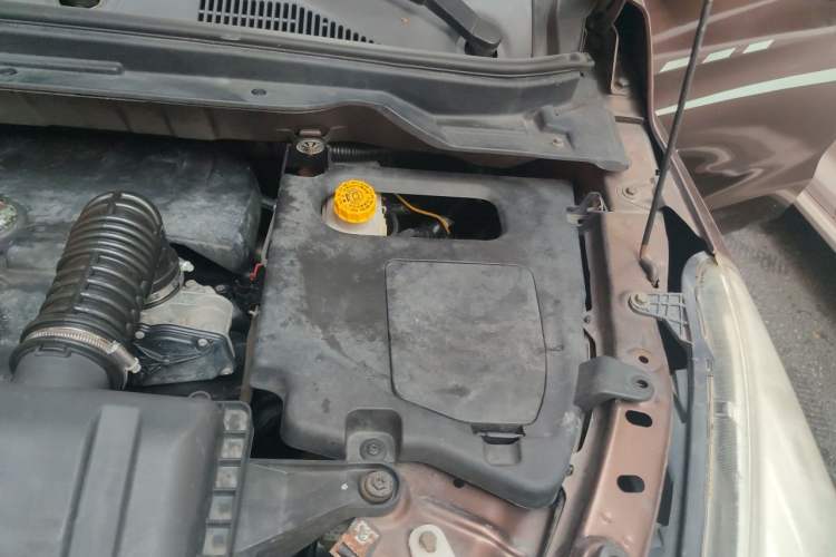 Used HYOSOW H3 2015 1.5L manual luxury version Engine Bay Left