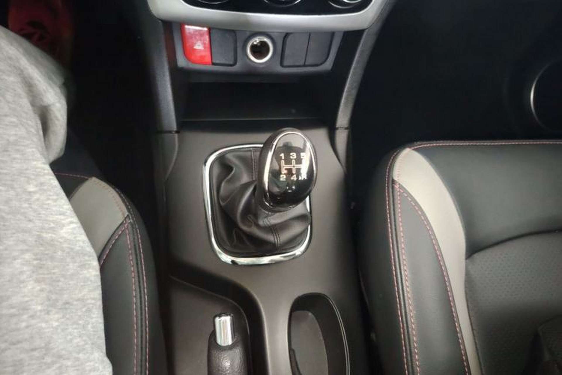 Used HYOSOW H3 2015 1.5L manual Comfort trim level Gear Lever