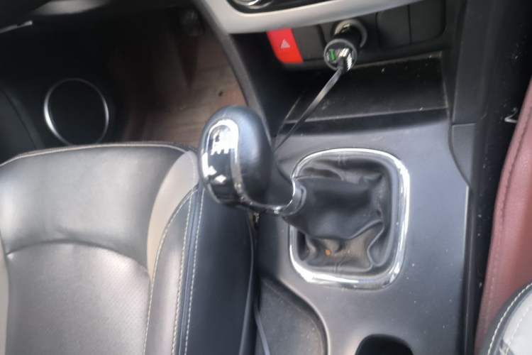 Used HYOSOW H3 2015 1.5L manual Comfort trim level Gear Lever