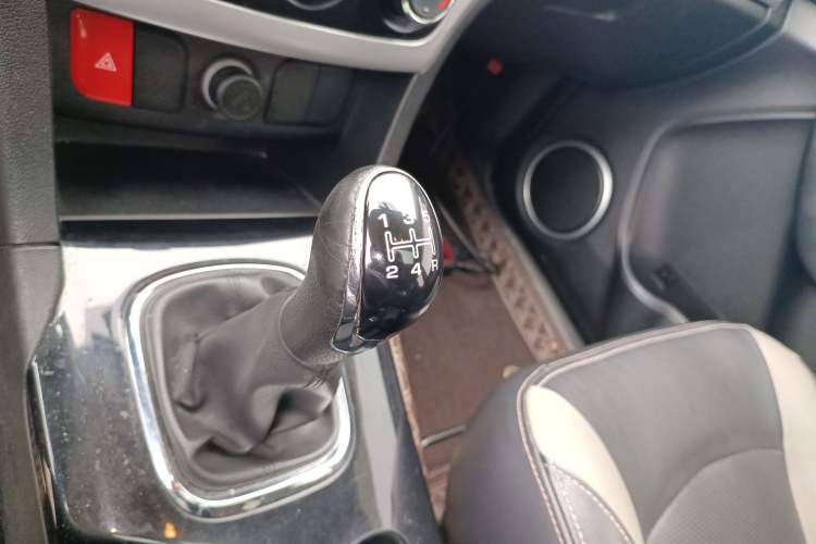 Used HYOSOW H3 2015 1.5L manual Comfort trim level Gear Lever