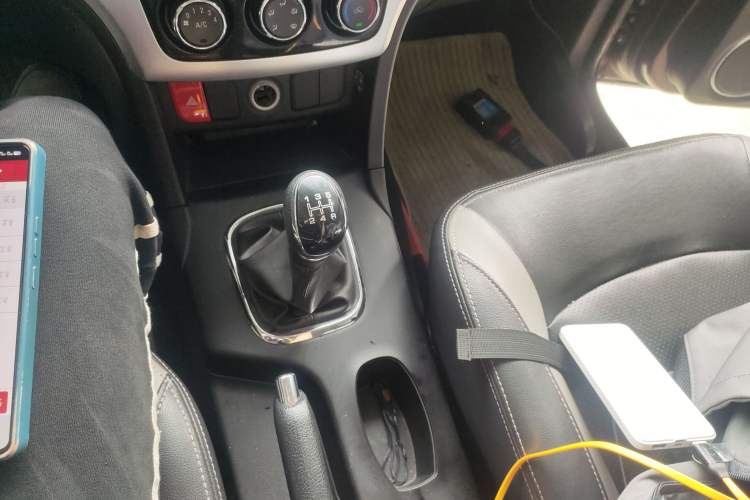 Used HYOSOW H3 2015 1.5L manual Comfort trim level Gear Lever